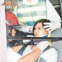 救護員為受傷小巴女乘客戴上頸箍。