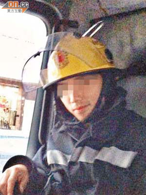 有身穿全副制服的消防員被指在出車時拍照。