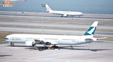 香港國際機場上周五復活節假期首天錄得一千零三架次航機升降，創下新紀錄。