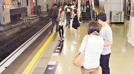 東鐵線服務因故障受阻時，有乘客在紅磡站月台等候。	（許錦雄攝）