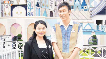 劉旭鵬（右）及黃嘉雯已成為了迪士尼大學的導師，為新入職同事提供職前培訓。