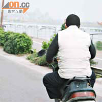 陳父接受本報記者訪問後，孤身駕電單車離去。