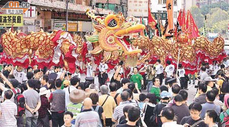 大埔<br>巨龍舞動之處均人山人海。（梁耀榮攝）