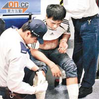 廣華街<br>男子腳部被斬傷，由救護車送院治理。（沈厚錚攝）