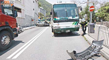 旅遊巴士與房車相撞，兩車均告損毀。