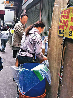 觀塘巧明街後巷的無牌熟食小販，每早均有大批市民光顧。