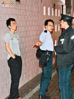 被困機舖的竊賊（左）獲救後被捕。	（梁國雄攝）
