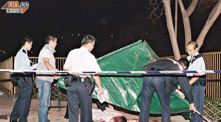 跳樓青年墮斃在地下，警員用膠布帳篷遮蓋屍體調查。	（梁國雄攝）