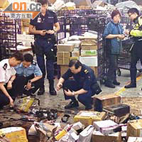 警方檢查爆炸郵包內的魔術道具及碎片。	（讀者提供）