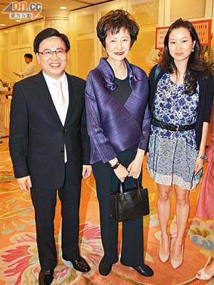 頒獎禮星光熠熠，左起藝術發展局主席王英偉、著名芭蕾舞蹈家王仁曼及囡囡陳靜儀。