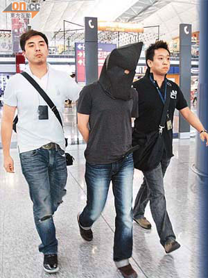 監視及護送情侶的兩男一女販毒集團成員在機場被捕。	（林明強攝）