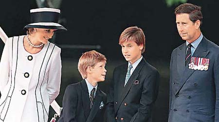威廉（右二）與戴妃（左一）、哈利（左二）及查理斯九五年出席公開場合。