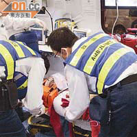 傷者在救護車接受治理。	（蔡楚華攝）