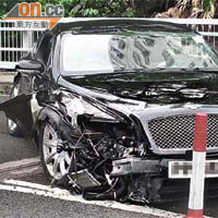 肇事跑車右車頭損毀嚴重。