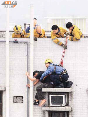 消防員將企跳男子救回天台。	（湯志源攝）