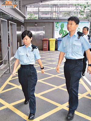 遇襲受傷男女警員送院治理。	（胡德威攝）