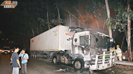 失火貨櫃車的駕駛室焚毀。	（周宏杰攝）