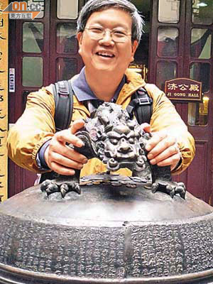 潘佩璆同未來親家同遊上海，期間去咗參觀玉佛寺。	（潘佩璆提供）