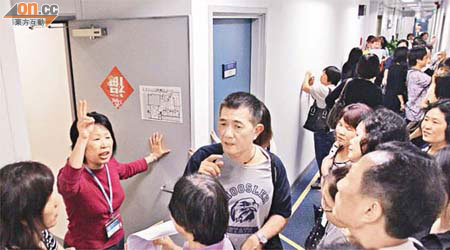 一百五十名東京麵包員工昨擠滿勞工處，希望該處協調追討欠薪。