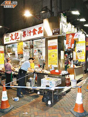 警員在被搗亂的小食店調查。	（葉嘉文攝）