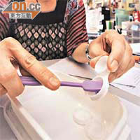 曹黃惠華示範以軟毛刷清潔隱形眼鏡鏡片盒，特別須徹底拭擦凹凸坑紋及「窿罅位」。