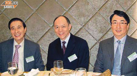 「四叔」李兆基（左）同霍震寰（中）當年攜手見證培華教育基金會誕生。右為李家傑。	（余素月攝）