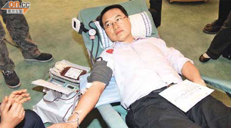 李永達已捐咗廿二次血，捐夠廿五次就可以攞番個紀念獎章。	（胡耀威攝）