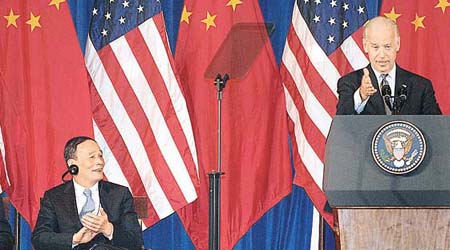 美國副總統拜登（右）措辭強硬批評中國人權狀況，左為國務院副總理王岐山。	（中新社圖片）