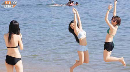 熱浪席捲香港，市民趁假期到沙灘暢泳消暑。	（何天成攝）