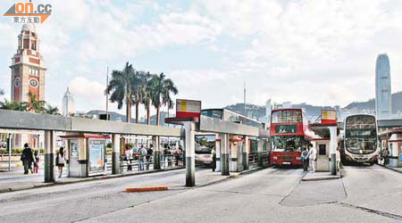 政府原擬搬遷尖沙咀碼頭巴士總站，闢建露天廣場，成為尖沙咀新地標。	（蘇文傑攝）
