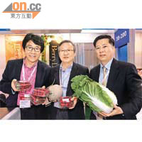 吳聖珍（右）指韓國蜜瓜及黃芽白將於下周登陸本港超市。