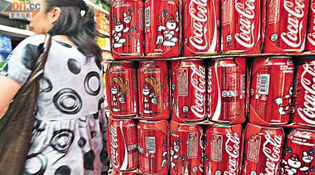 市民經常飲用的可口可樂，鋁罐內塗層含極微量「雙酚A」，可樂公司強調不影響健康。	（黃仲民攝）
