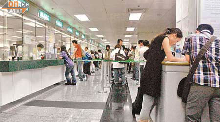 大批市民在長沙灣運輸署等候辦理牌照事宜。	（吳欽旺攝）