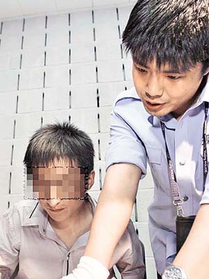 北京警方在案發後五十八小時緝捕疑犯（左）。	（中新社圖片）