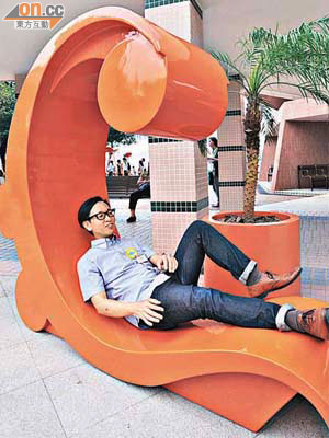 「樂椅」設計者許晉賢指，希望公園可將美妙的音樂與大眾分享。 （蕭毅攝）