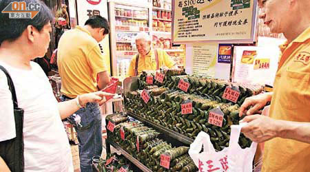 受食材來貨價急升影響，今年食肆和商店普遍上調了端午糉的售價。	（霍振鋒攝）
