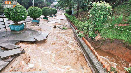 行人路面被水沖毀，大量鹹水湧出。	（楊偉嶽攝）