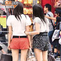今個夏季流行厚底高跟鞋，在鬧市，很多女士都穿着高跟鞋。