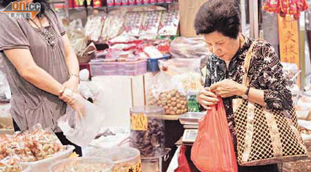 若膠袋稅計劃擴大至全港店舖，市民日後購物恐怕成本大增。	（羅錦鴻攝）