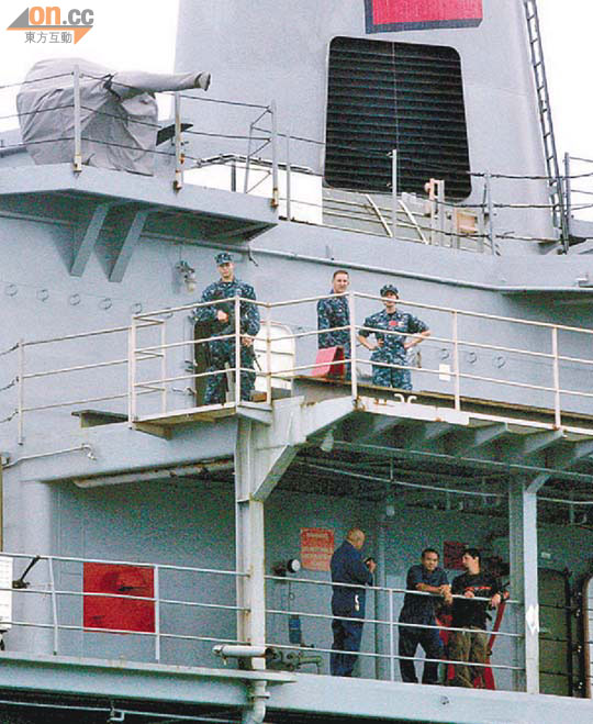 美軍在訪港的補給艦上荷槍站崗，氣氛緊張。