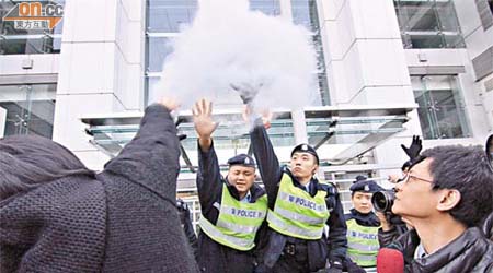 社民連成員曾於去年十二月到中聯辦示威時撒奶粉抗議。	（資料圖片）