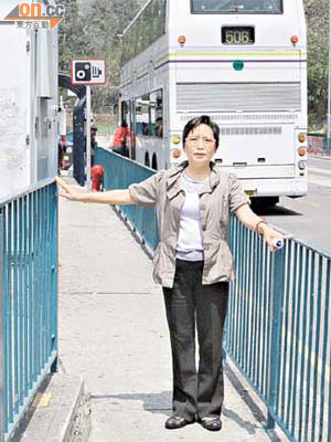 蘇愛群認為除遷移設備櫃外，將巴士站移前十三米亦可減低危險。