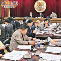 鄉議局舉行執委會，多位鄉紳表明不滿政府處理新界村屋僭建問題時的態度激動，曾樹和聲言，為保家園，即使流血亦在所不惜。（袁志豪攝）