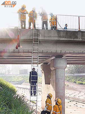 消防員架鋼梯將老翁屍體運回地面。	（楊日權攝）