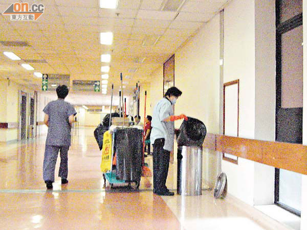 醫院人流多，但清潔工人手不足，疲於奔命。