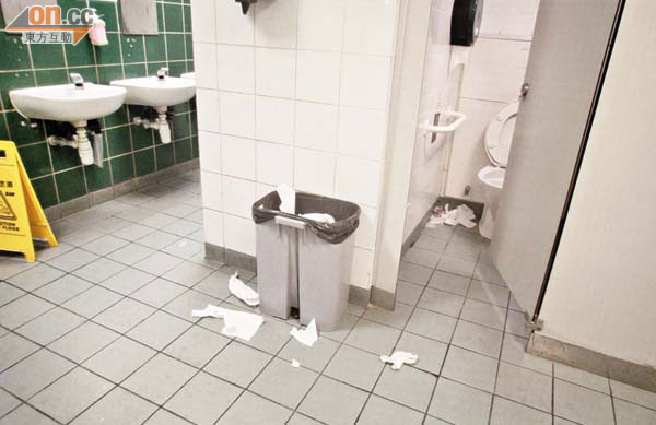 廁所惡臭<BR>伊利沙伯醫院的廁所骯髒不已。