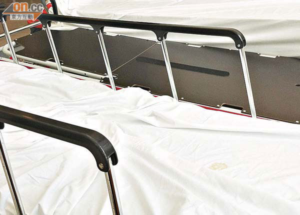 病床污漬<BR>屯門醫院流動病床的床單有污漬。