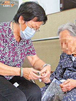欣悅護理安老院聘請了四名六十歲以上的員工，其中一人為六十九歲的珠姐（戴口罩者）。