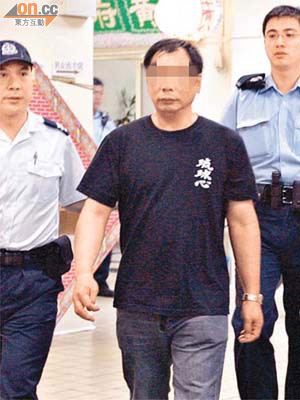 警方在靈堂內拘捕涉嫌襲擊的男子（左二）。