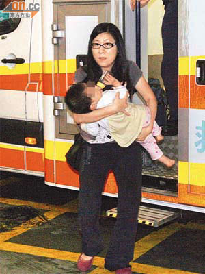 女童由親人抱往醫院檢查。	（楊日權攝）